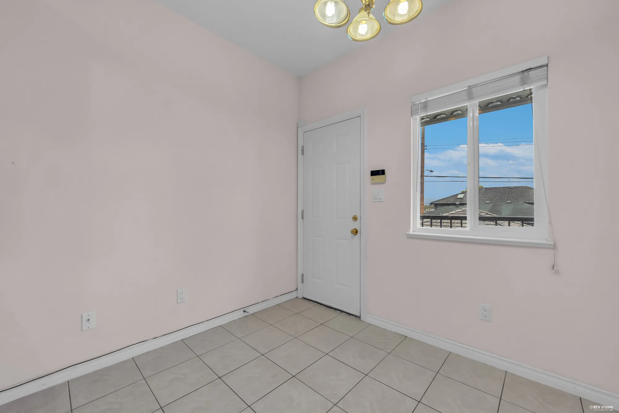 The tiled entry area from the other side
